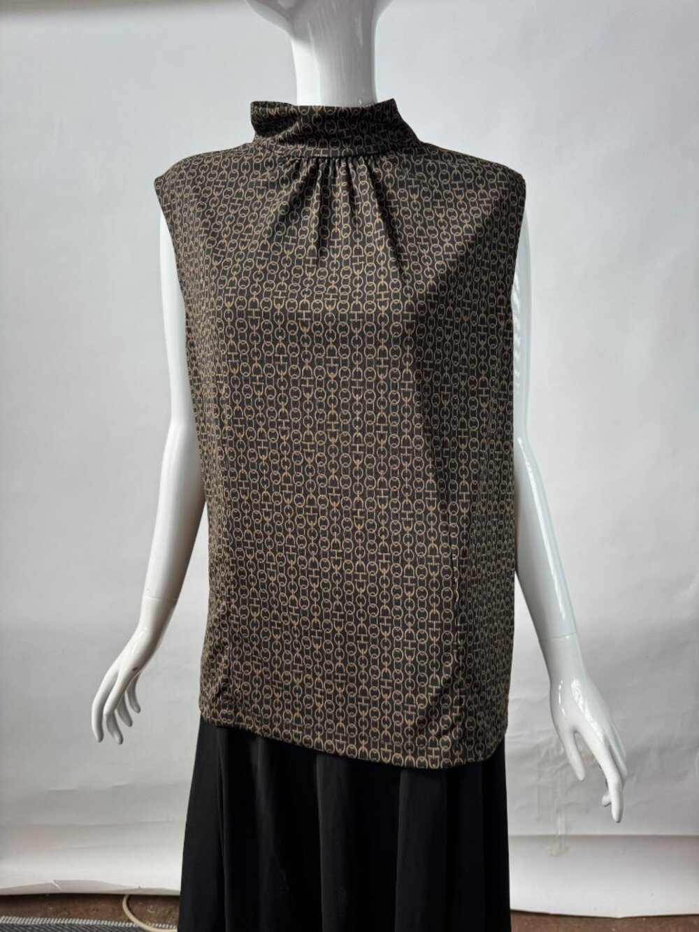 August Max Woman Sleeveless High-Neck Blouse With Chain-Link Print Polyester Siz